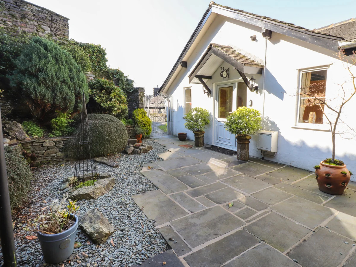 Courtyard Cottage in Ambleside, Cumbria. Within the Lake District National Park. Pet-friendly. WiFi.