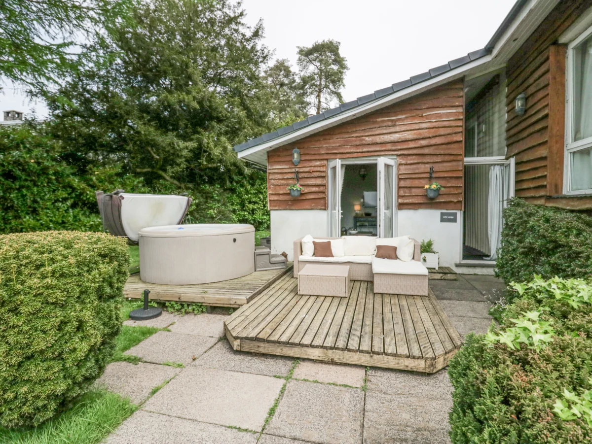 Lake Lodge, Bowness-On-Windermere, Lake Lodge, Bowness, Cumbria. Sleeps two. Woodburning stove. WiFi