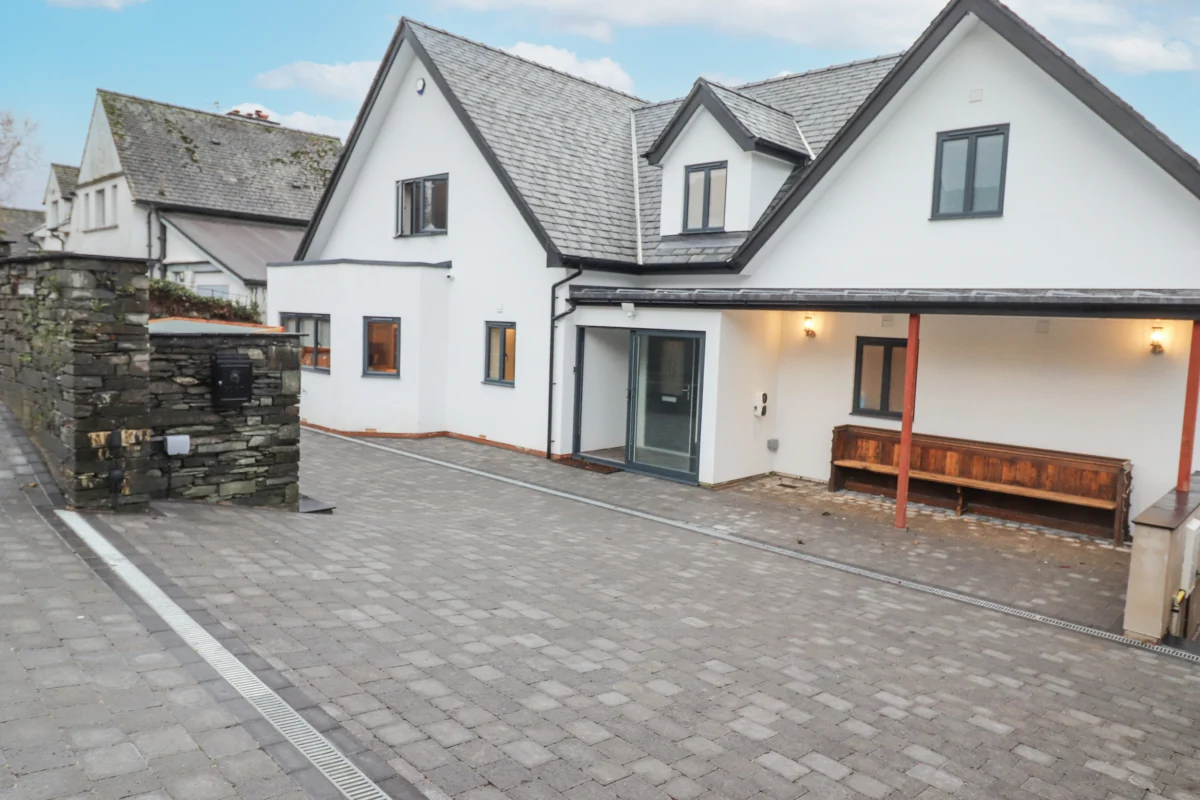 Garth Hill House, Ambleside, Cumbria. In National Park. Close to shop, pub, lake, and river. Garden.