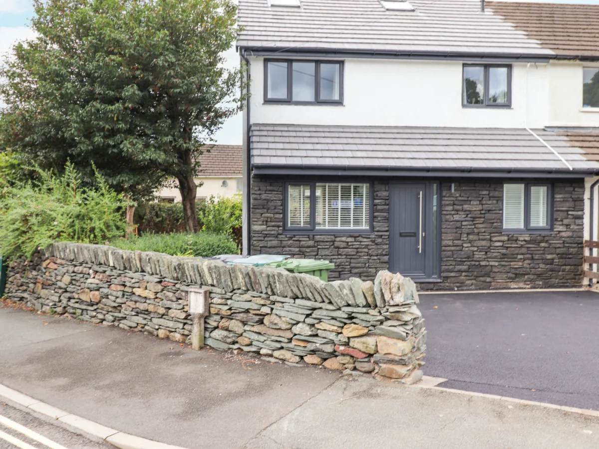 Rydal Rock, Ambleside, Cumbria. Off-road parking. Close to a shop, a pub, a lake and local walks. TV