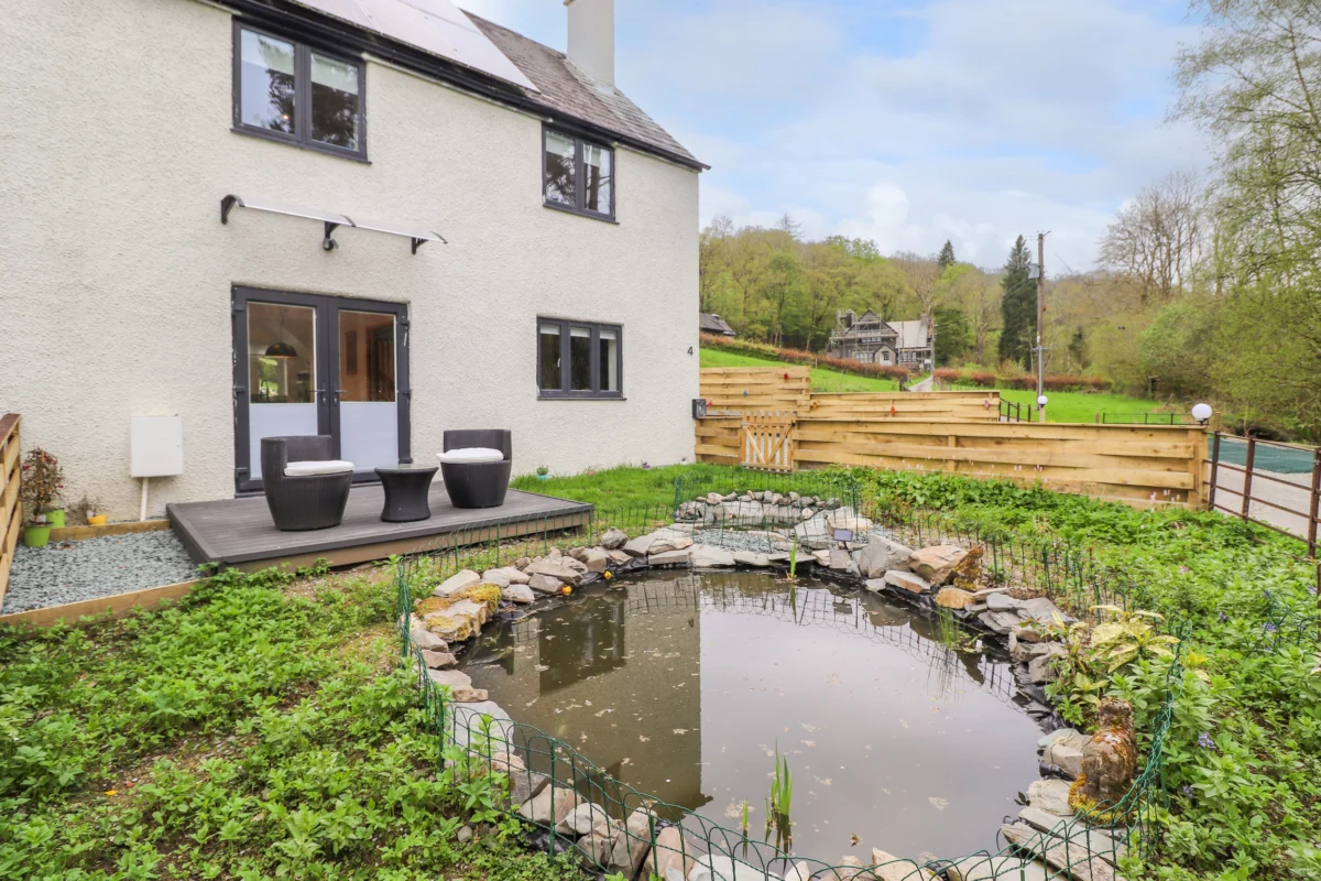 Yamthwaite, Hawkshead, Cumbria. Woodburning stove. Garden with pond. Pet-friendly. In Lake District.