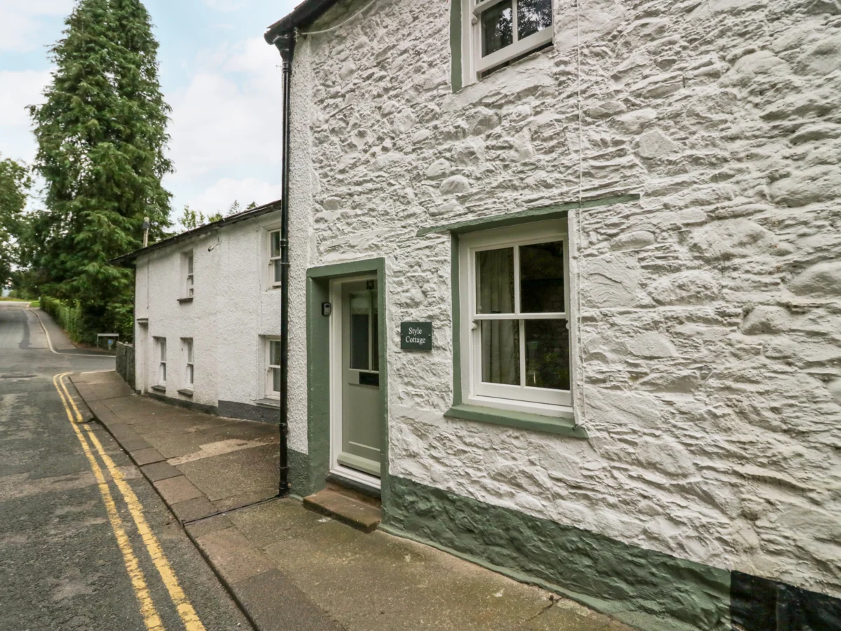 Style Cottage in Keswick, Cumbria. Woodburning stove. Romantic. Smart TV. Enclosed garden. Open plan