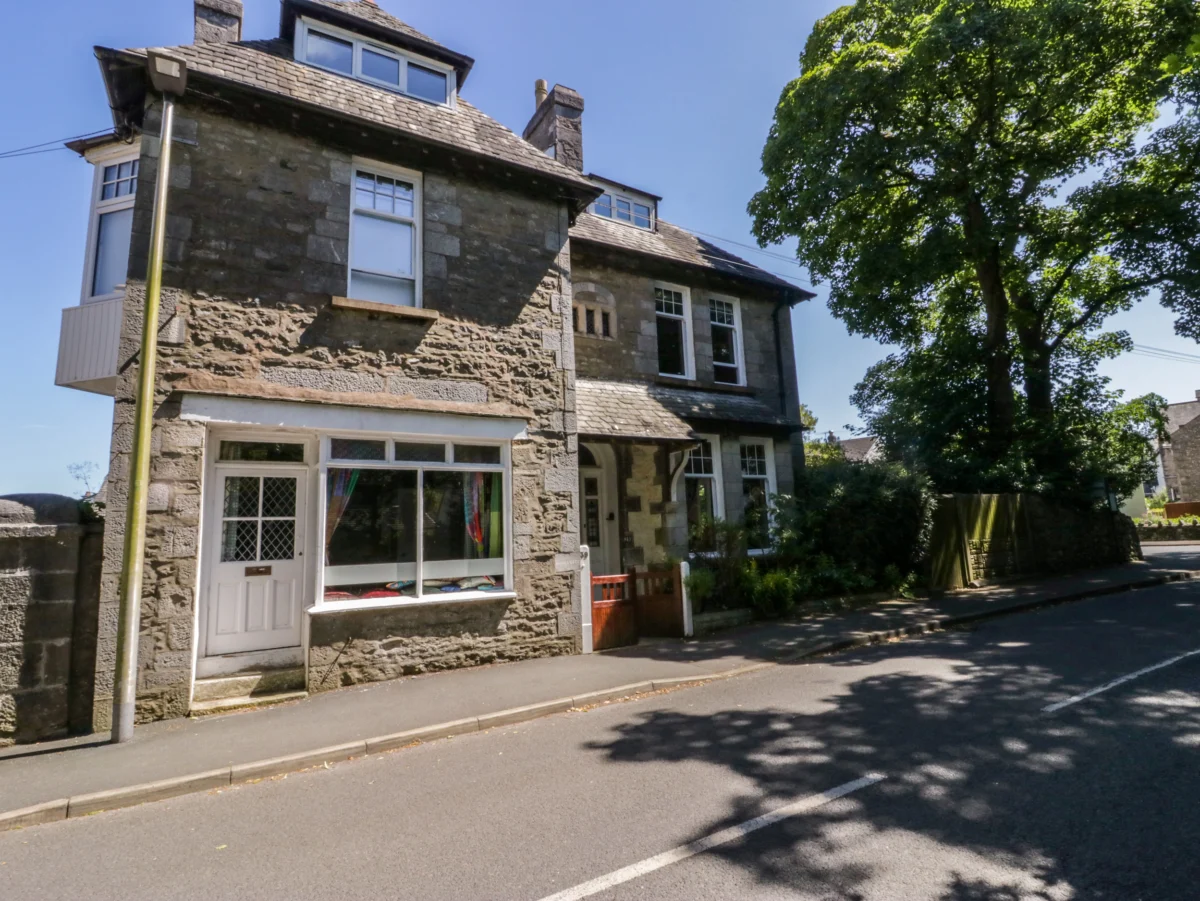 Sunnycote in Arnside, Cumbria. In the Lake District National Park. Dog-friendly. Close to amenities.