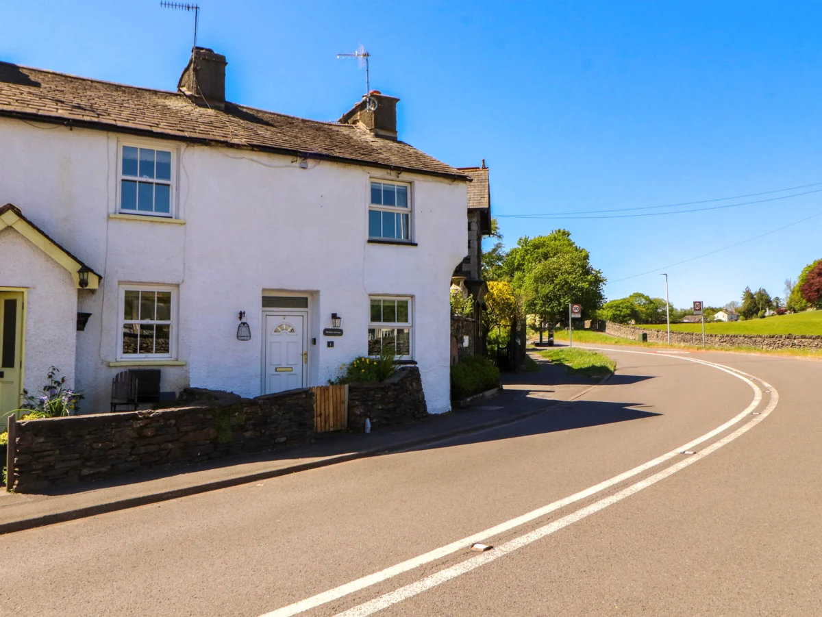 Meadow Cottage, Staveley. Two bedrooms, dishwasher, roadside parking, views of hills, Smart TV, WiFi