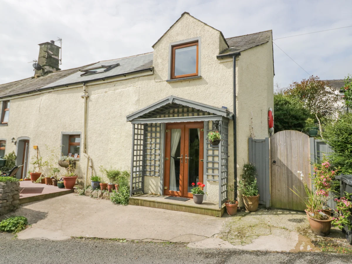 Still Waters, Baycliff, Cumbria. Set paces from the sea. Ideal for couples. Enclosed patio. Two pets