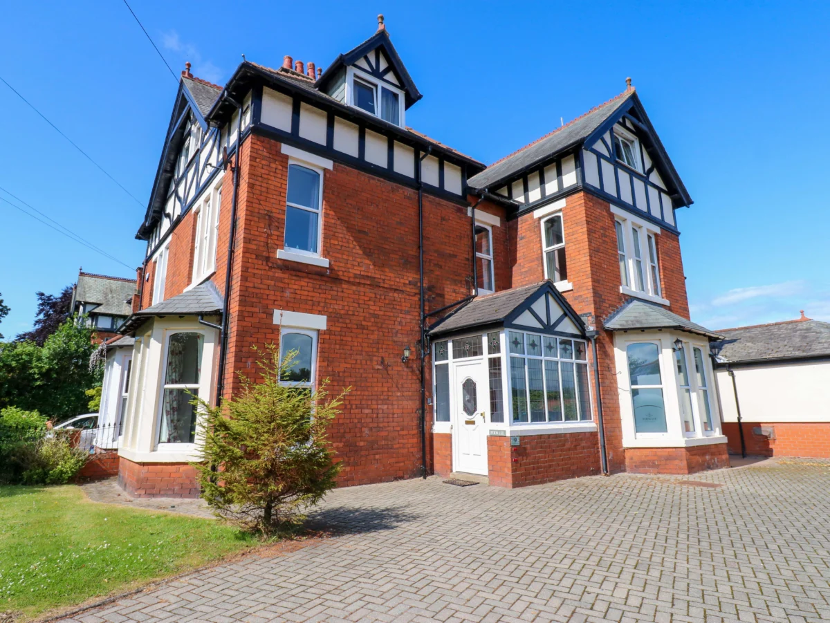 Fern Lee in the northern town of Carlisle, Cumbria. Hot tub. En-suite bedrooms. Near a shop and pub.