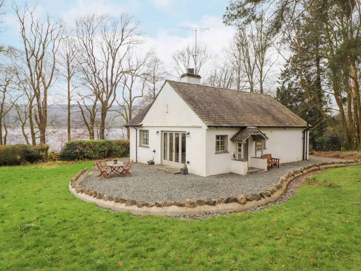 Larch Cottage nr Hawkshead and Sawrey Cumrbia. Lake District National Park. Bungalow. Private garden