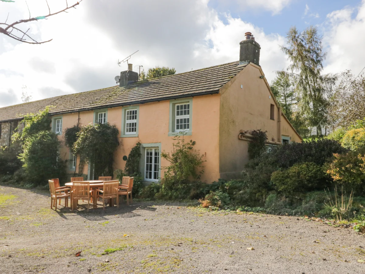 High Winder House in Askham, Cumbria. Woodburning stove. Off-road parking. Smart TV. Enclosed garden