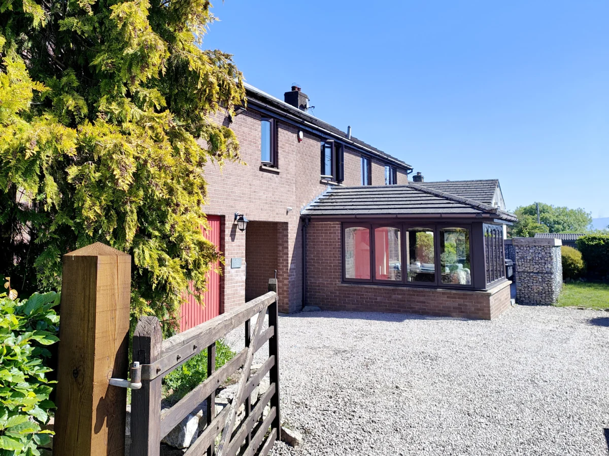 Yewtree House, Sockbridge, Askham, Cumbria, off-road parking, hot tub, near National Park, en-suite.