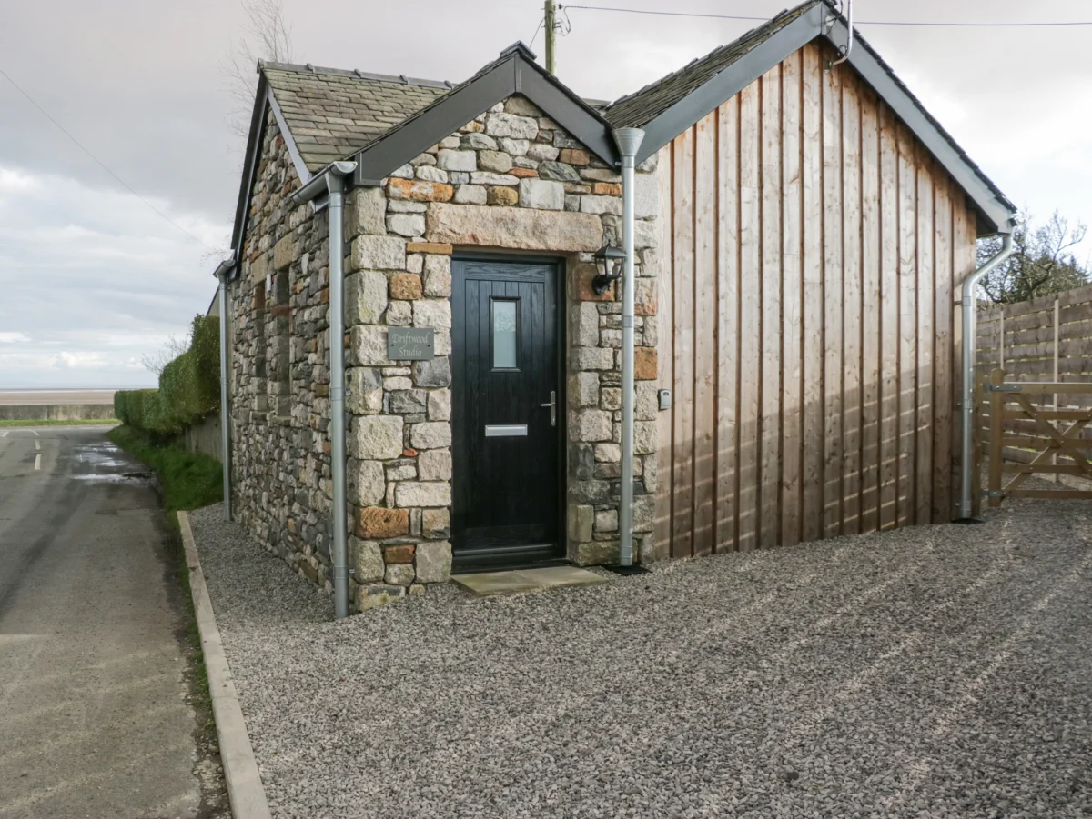 Driftwood Studio in Barrow-In-Furness, Cumbria. Underfloor heating. Couple's getaway. Country views.
