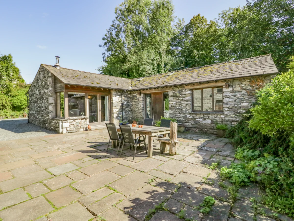 Egg Pudding Stone, Field Broughton near Cartmel, Cumbria. Large garden. Dog-friendly. Single-storey.