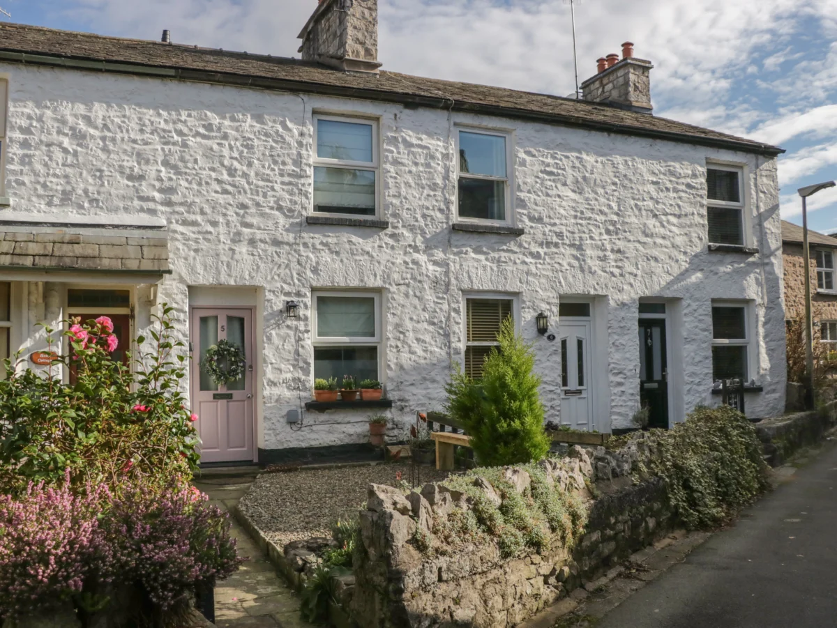Gosling Cottage, Kendal, Cumbria, Lake District. Pet-friendly. Family-friendly. Smart TV. Woodburner