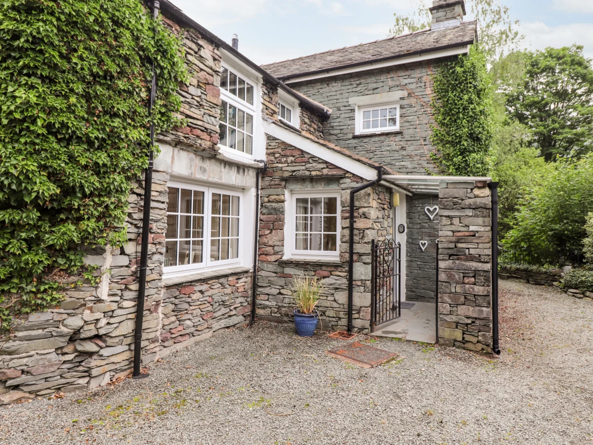 Holly Cottage, Grasmere, Cumbria. In National Park. Close to pub. Private parking. Woodburning stove