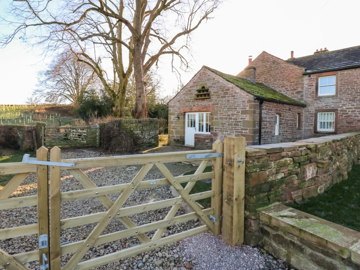 Luham Cottage in Langwathby, Cumbria. 1 bed. Countryside views. Woodburning stove. Couple's retreat.