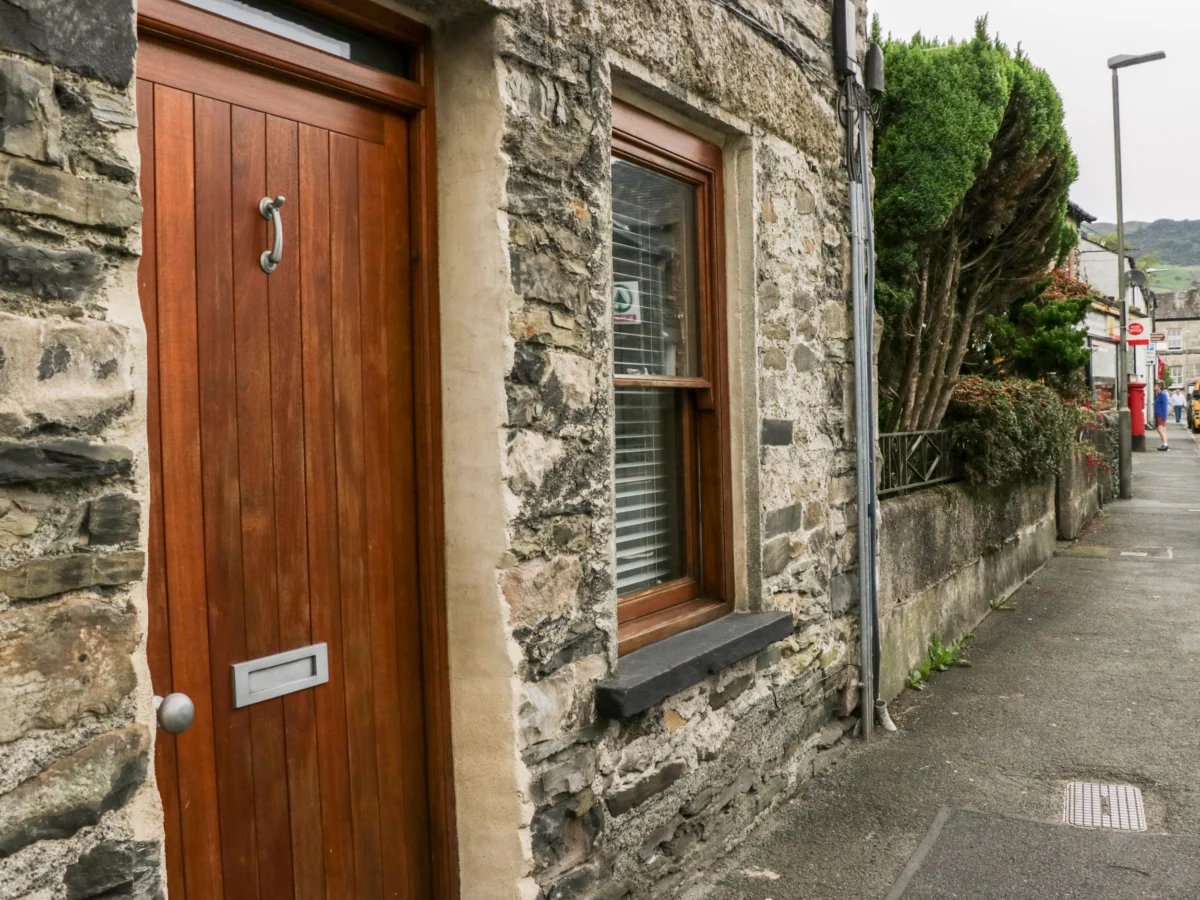 Jessie's Cottage, Staveley, Cumbria. In Lake District National Park. Close to amenities and a river.