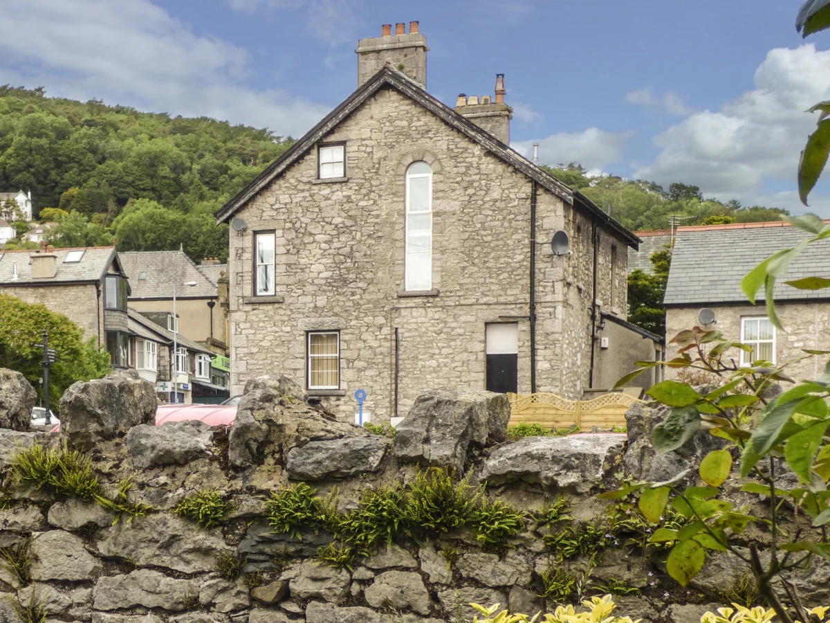 Church View in Grange-Over-Sands, Cumbria. Near Lake District National Park. Woodburning stove. 5bed