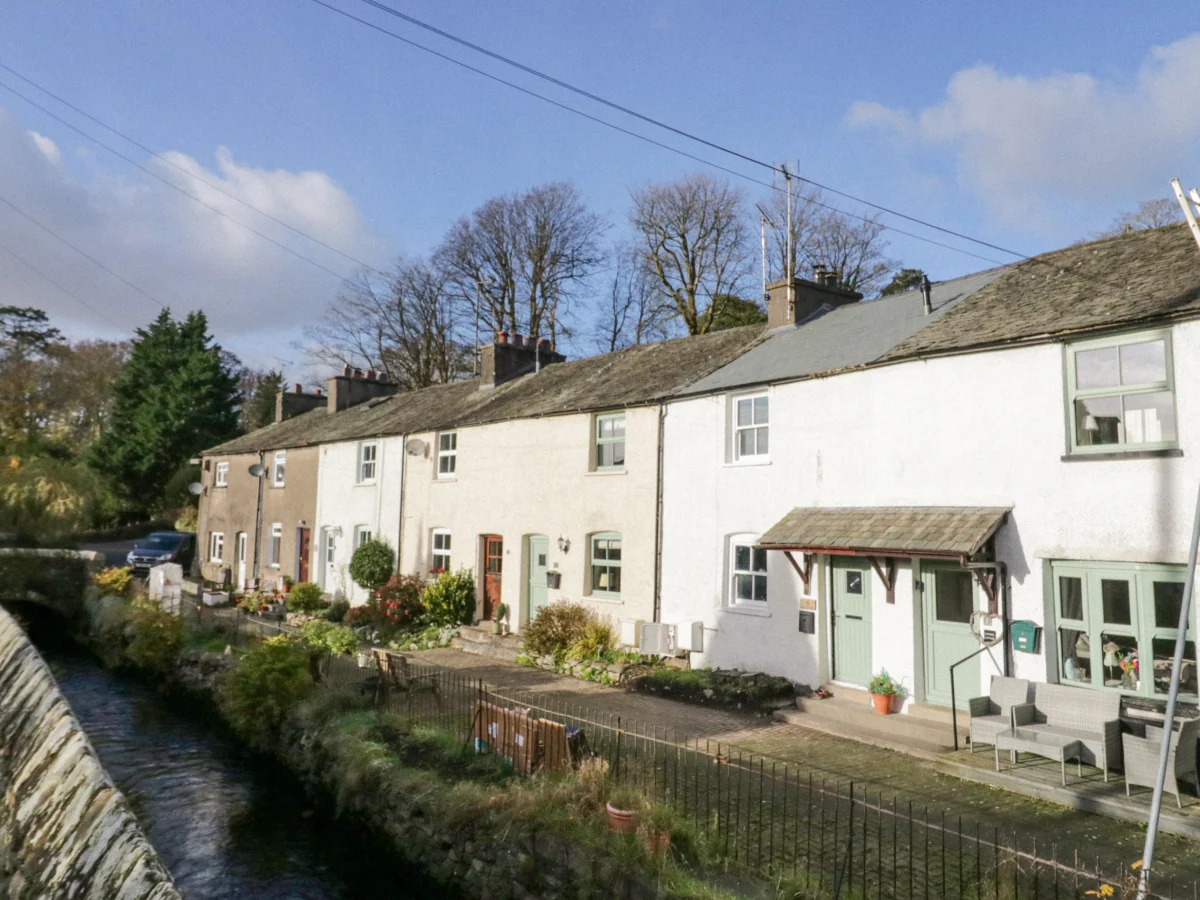 Cosy Logs Cottage, Cark, Cumbria. Open-plan. Near coast. En-suite. Near railway. Smart TV. Near pub.