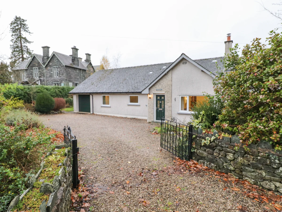 Tandarra, Keswick, Cumbria. Lake District National Park. Close to amenities and a lake. Dog-friendly