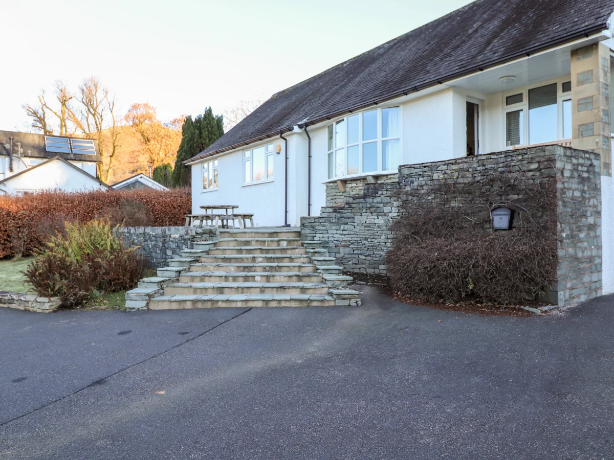 Rainbow End, Grasmere, Cumbria. In National Park. Countryside views. Close to shop, pub, lake. WiFi.
