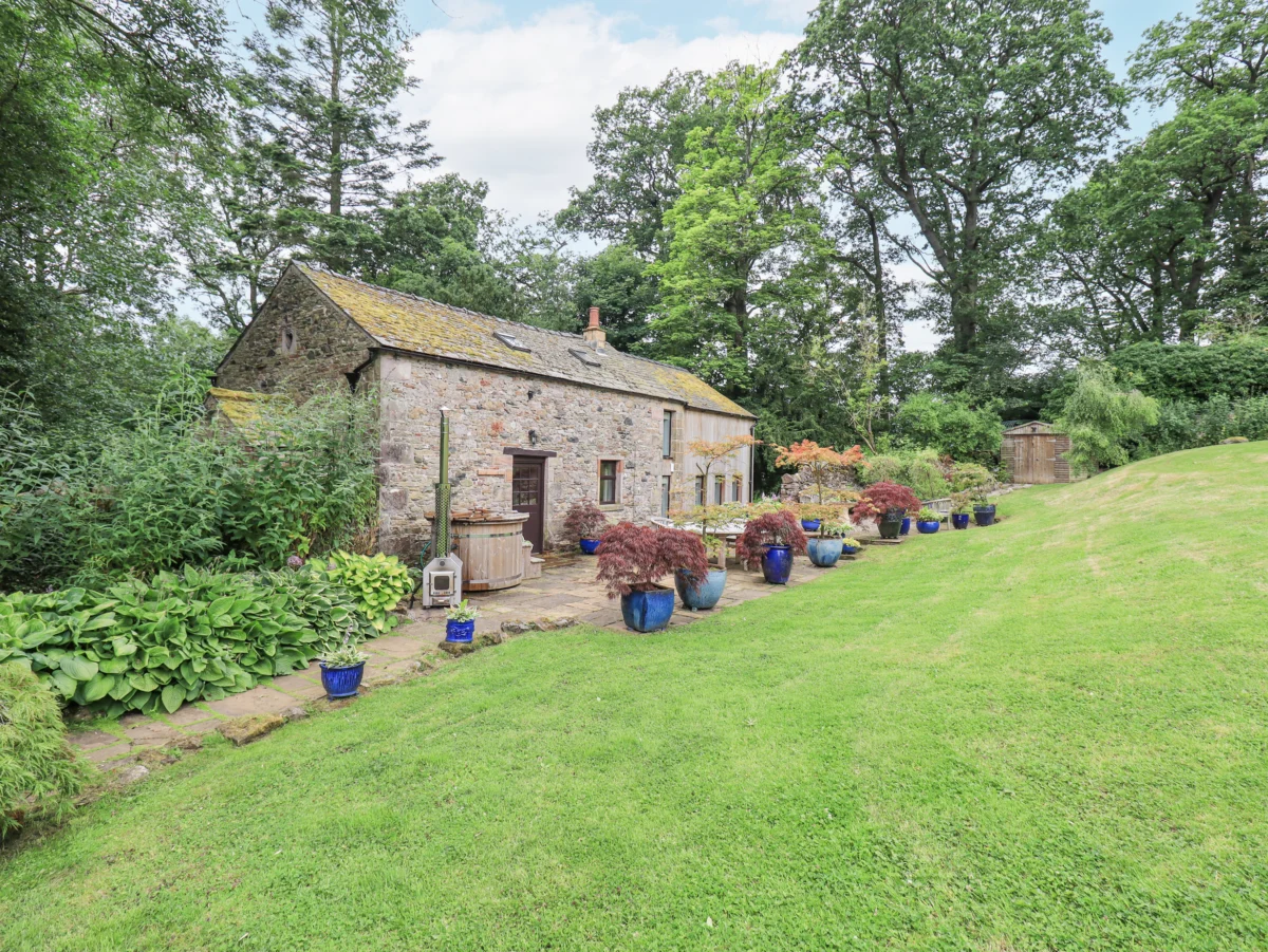 The Gardener's Bothy, Hutton near Pooley Bridge, Cumbria. Smart TV. Woodburning stove. Hot tub. WiFi