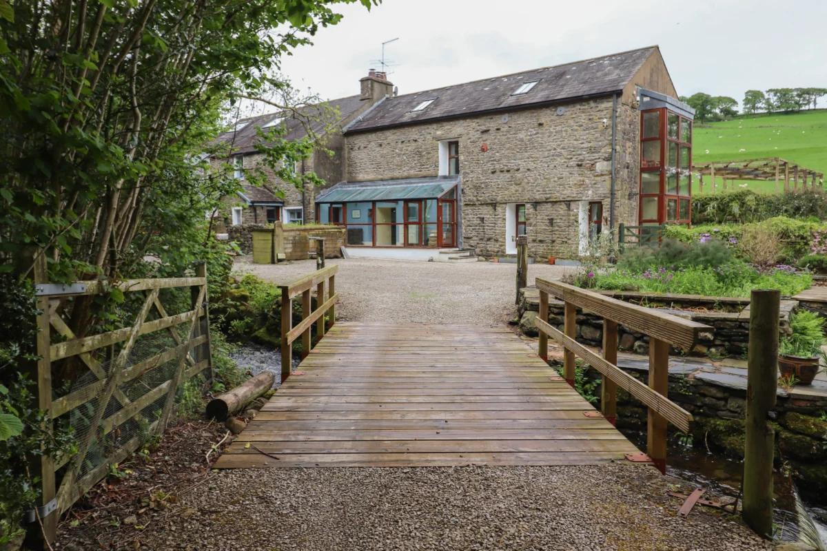 Beckside Hall in Sedbergh, Lancashire. Woodburning stove. Private parking. Smart TV. Enclosed garden