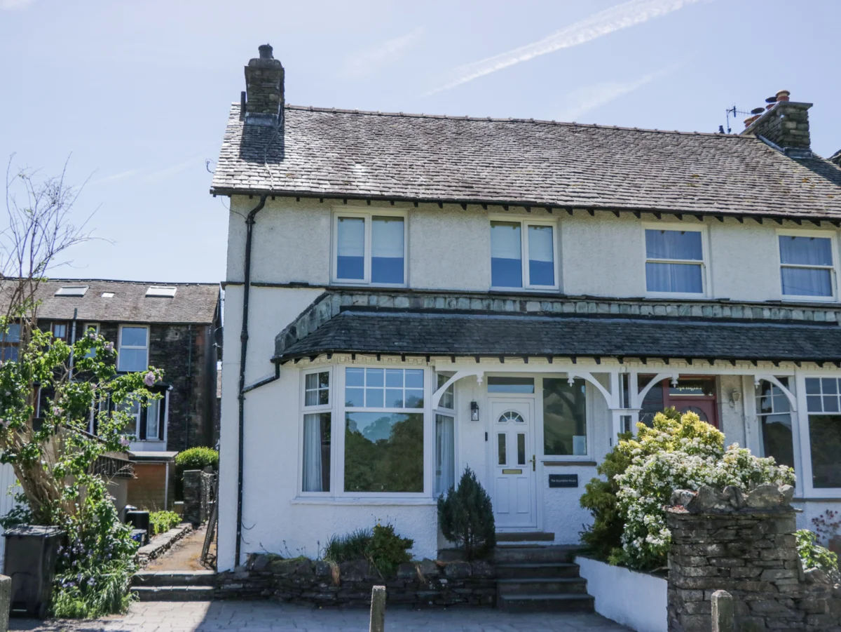 Boundary House in Windermere, Cumbria. Off-road parking. Near lake. Smart TV. Pet-friendly. En-suite