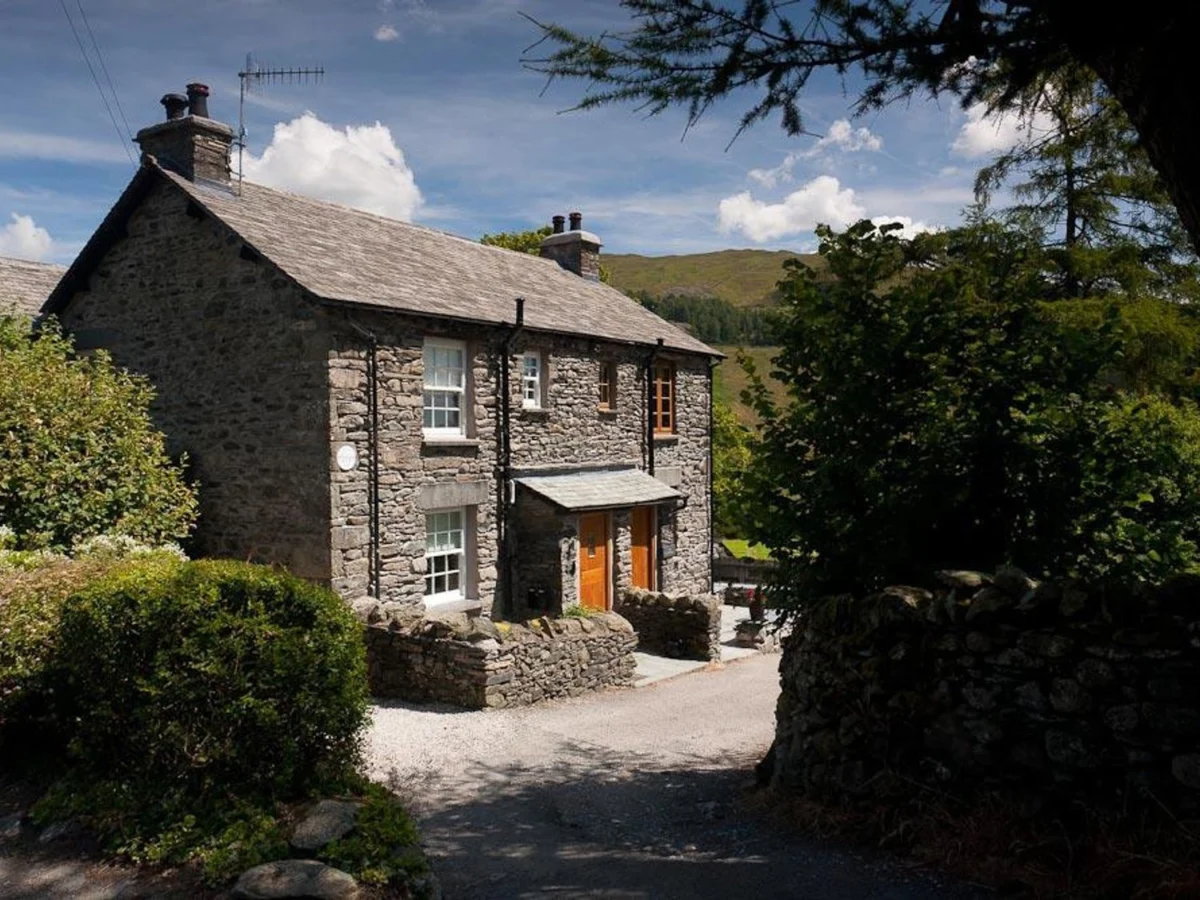 The Cosy Peacock in Troutbeck, Cumbria. Pet-friendly. Woodburning stove. Countryside views. Balcony.