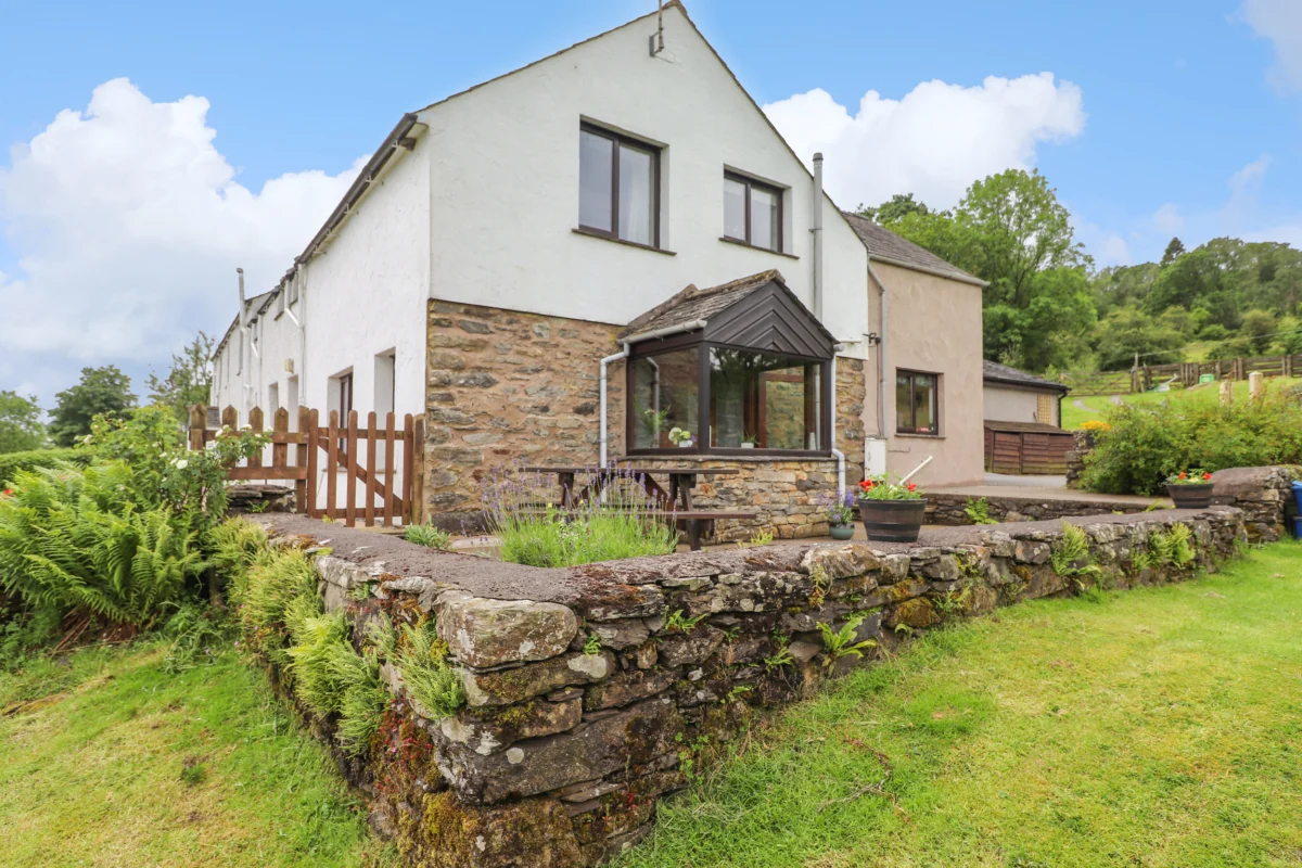 Addylea Cottage, Windermere, Cumbria. Near pub. Off-road parking. Enclosed garden. Pet-friendly. TV.
