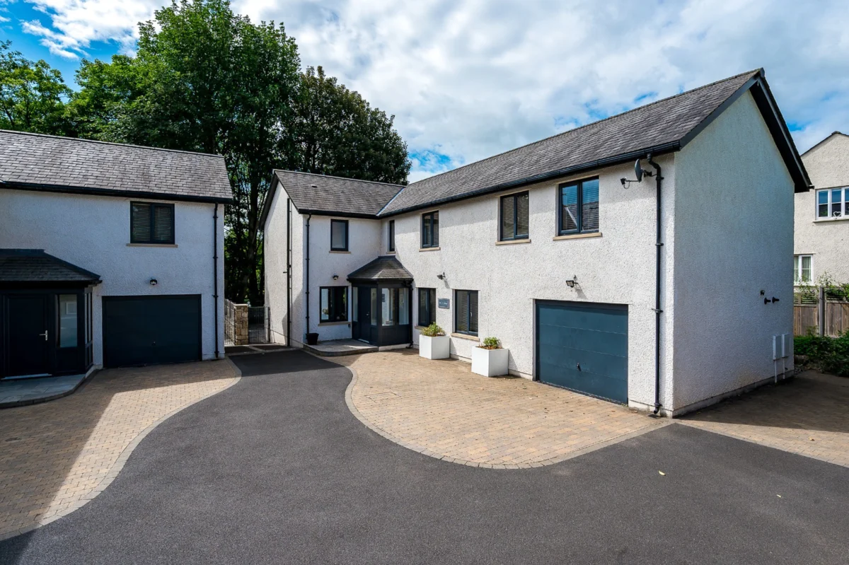 Pen-y-Ghent, Kirkby Lonsdale, Cumbria. Pet-friendly. Garden with hot tub. Off-road parking. Smart TV