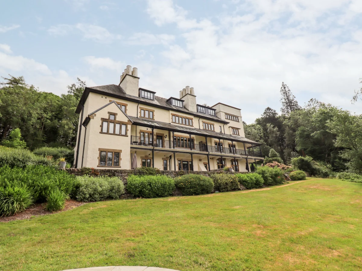 Deer Wood at Applethwaite Hall, Windermere, Lake District. Sleeps 4. Family-friendly. Pets. WiFi. TV