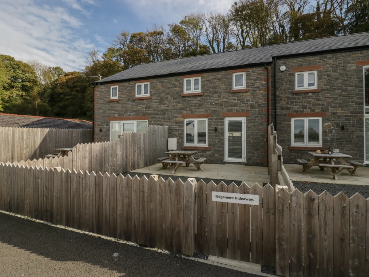 Edgemere Hideaway in Cartmel, Cumbria. Off-road parking. Smart TV. Pet-friendly. Open plan. En-suite