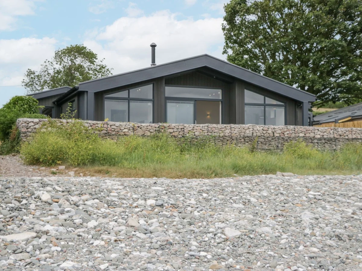 Driftwood Cottage Baycliff nr Ulverston. Pets. Woodburning stove. Easy access to the Lake District.