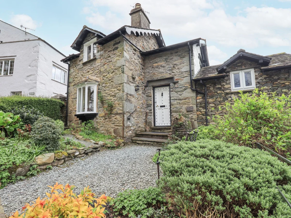 Hollens Cottage in Grasmere, Cumbria, Lake District. In National Park. Pet-friendly. Private garden.