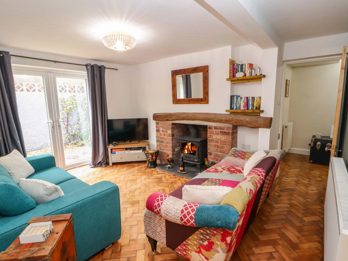Seahaven in Allonby, Cumbria. Woodburning stove. Smart TV. Enclosed garden. Pet-friendly. Near beach