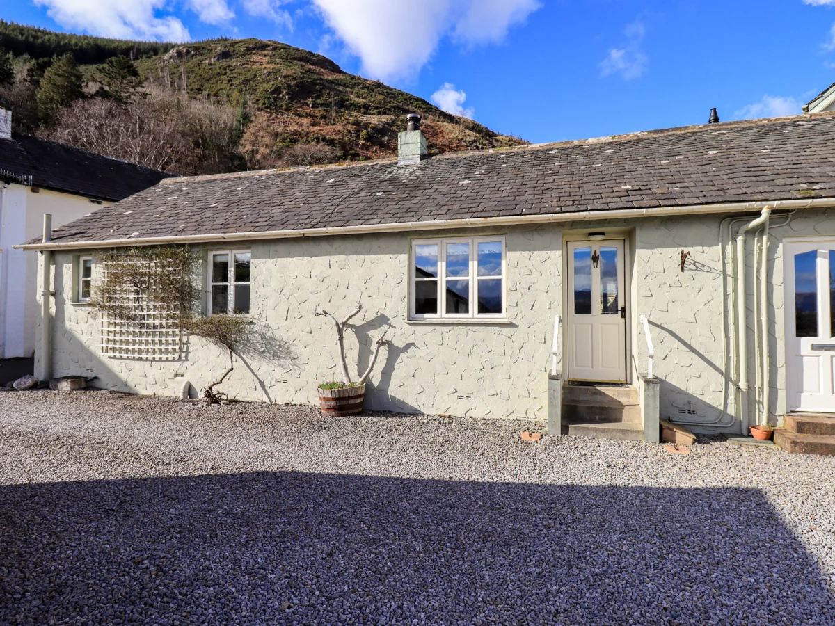 Fox Howe, Thornthwaite, Cumbria. Woodburning stove. Off-road parking. Enclosed garden. Dog-friendly.