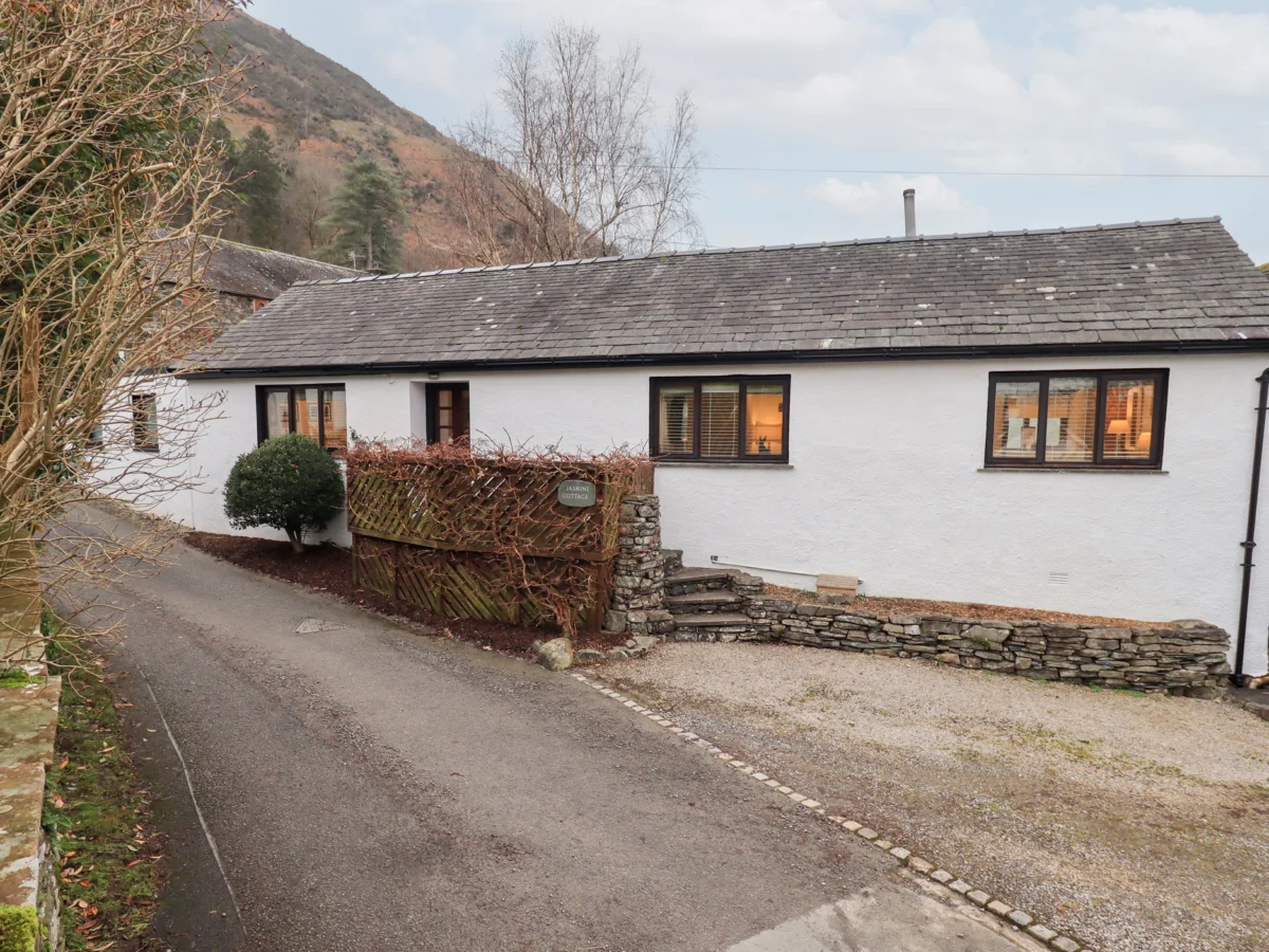 Jasmine Cottage in Thornthwaite, Cumbria. Open-plan. Off-road parking. Single-storey. Lake District.
