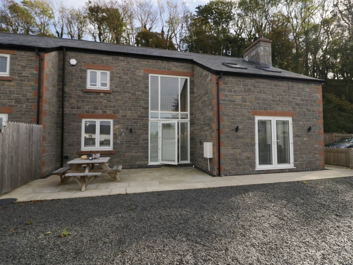 Edgemere Cottage, Cartmel, Cumbria. Woodburning stove. Smart TV. Enclosed garden. Off-road parking