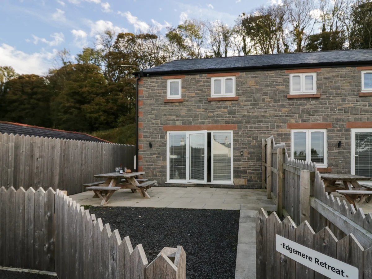 Edgemere Retreat, Cartmel, Cumbria. Pet-friendly. Close to beach. Electric fire. En-suite. Smart TV.