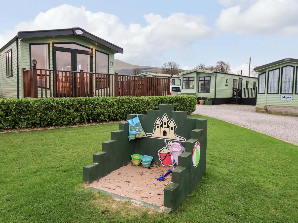 Highlands Way Lodge in Cleator Moor, Cumbria. Off-road parking. Smart TV. Enclosed garden. Open-plan