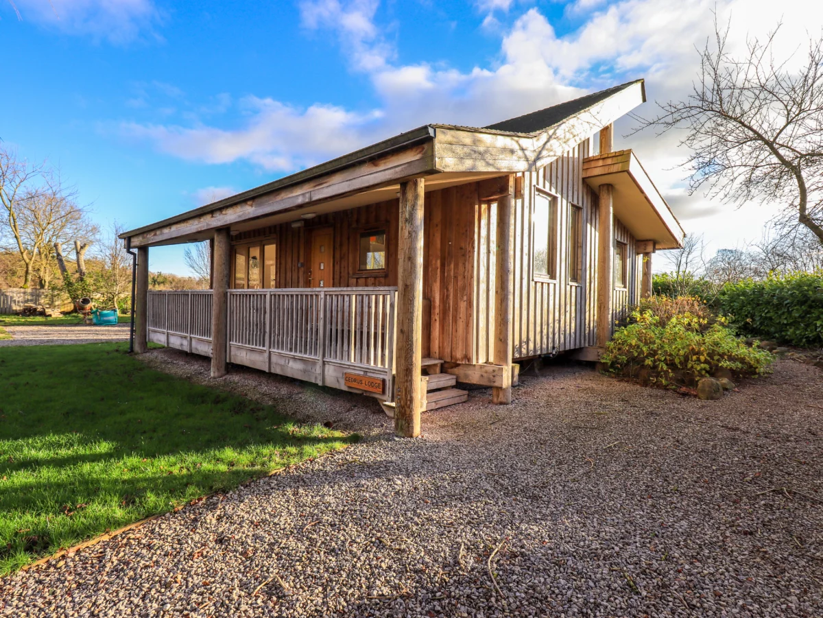 Cedrus Lodge, Skelton, Cumbria. Single-storey. Open-plan. Wood-fired hot tub. Eco-friendly. En-suite