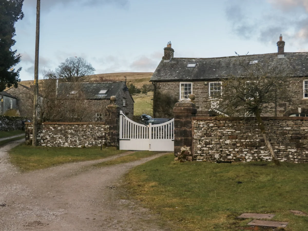 Stable Cottage, Ravenstonedale, Cumbria. Woodburning stove. Off-road parking. Pet-friendly. Smart TV