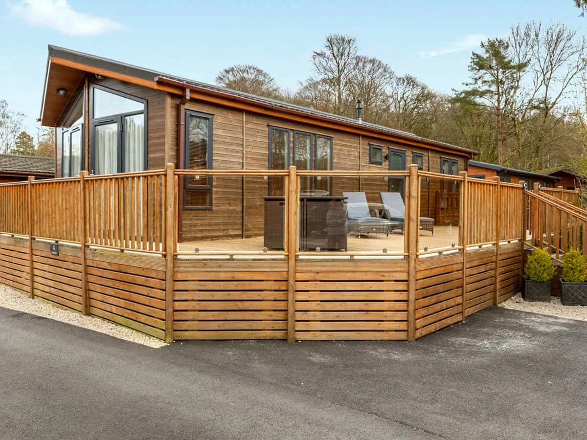 4 Lakeside Lodge