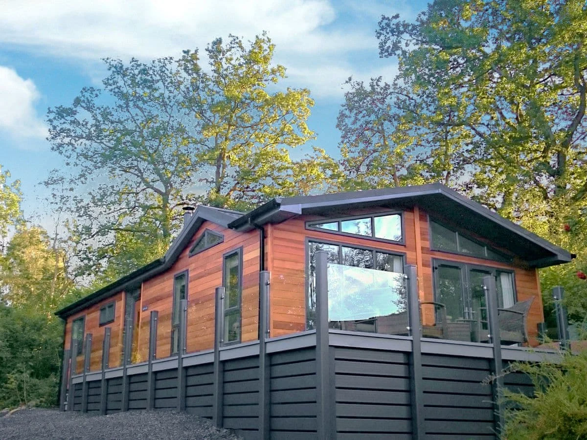 Lake Bank Lodge