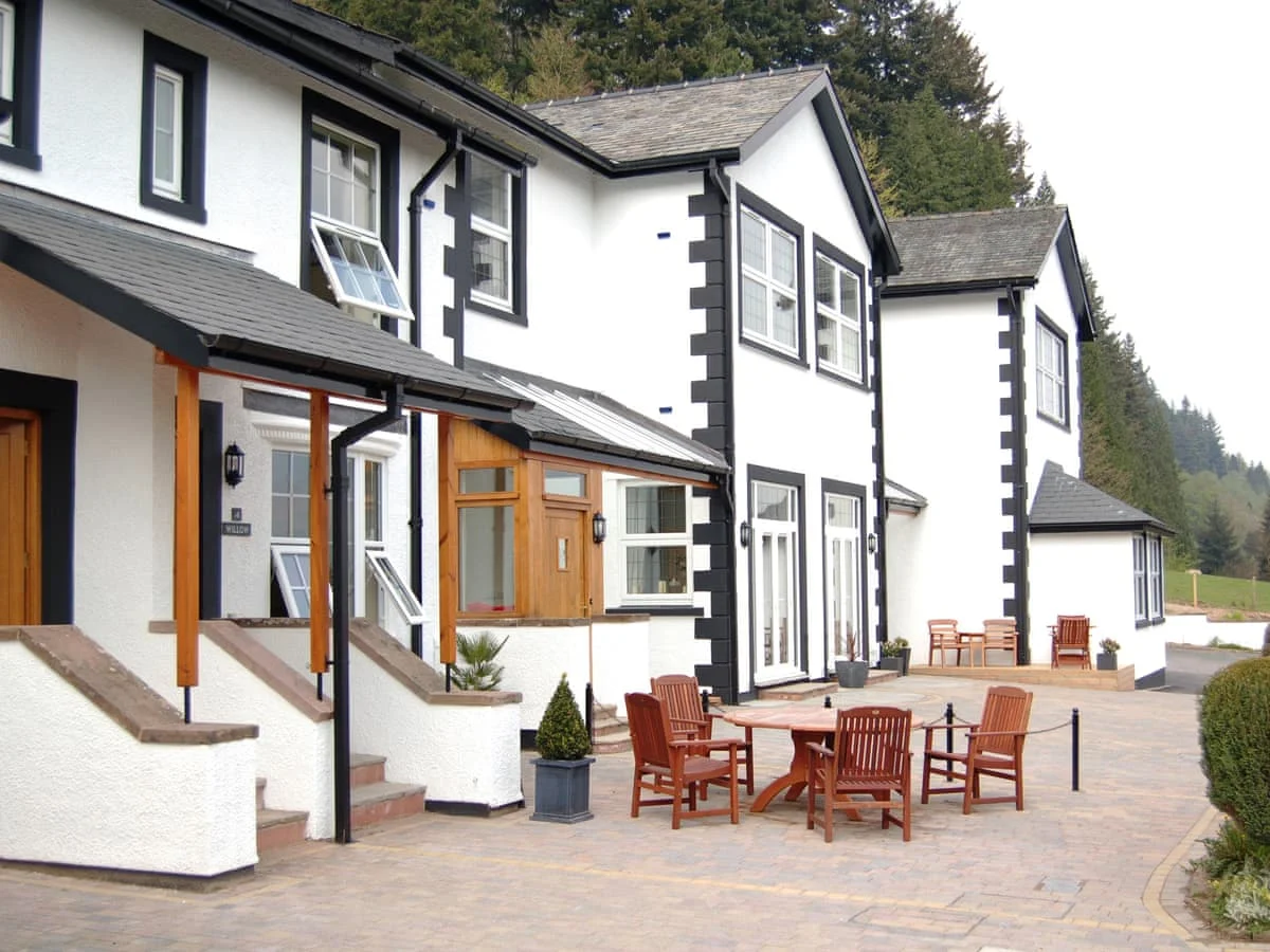 6 Ladstock Hall