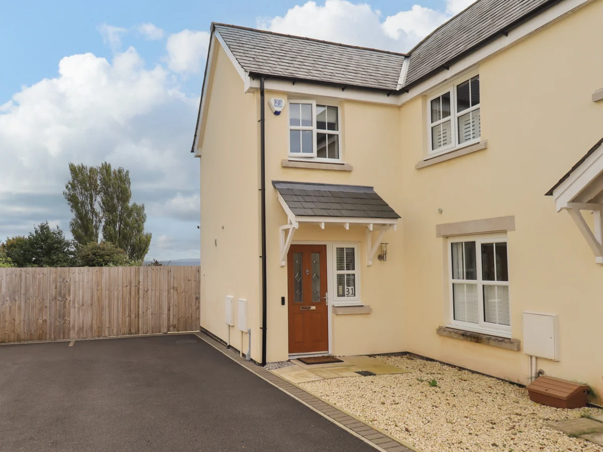 Shore View, Grange-over-Sands, Cumbria. Romantic dwelling. Sea views. Close to a range of amenities.