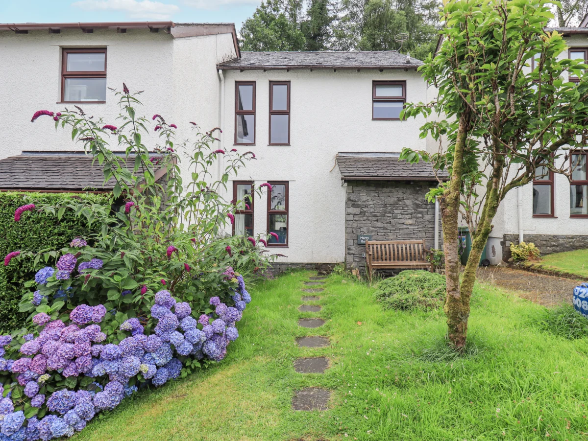 Merry Bank, Ambleside, Cumbria. In National Park. Close to shop, pub, river and lake. Open-plan. TV.