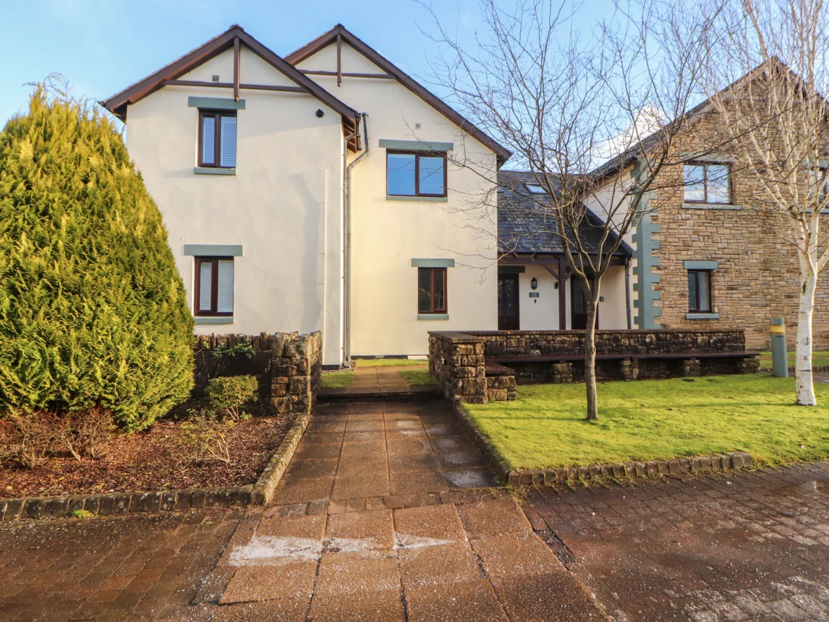 Mallard Cottage is in Penrith, Cumbria. In a National Park. Private parking. Reverse-level. En-suite