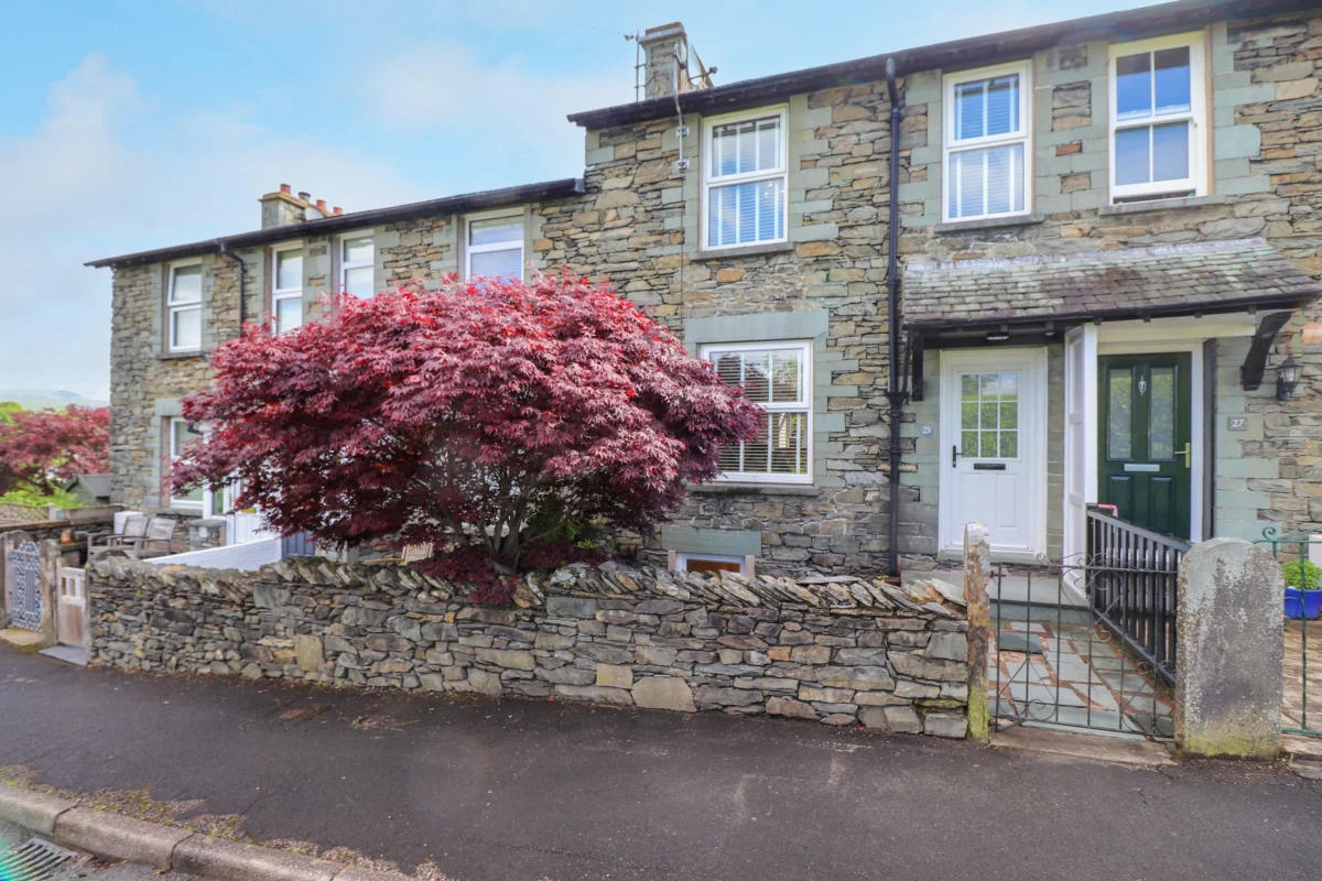 Hannah's Cottage Windermere Cumbria. Smart TV. Enclosed garden. Open-plan. Roadside parking