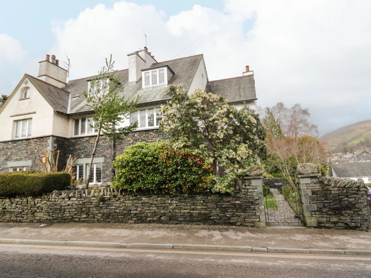 Connies Cottage, Ambleside, in Lake District National Park, woodburning stove, rural views, 2 bed