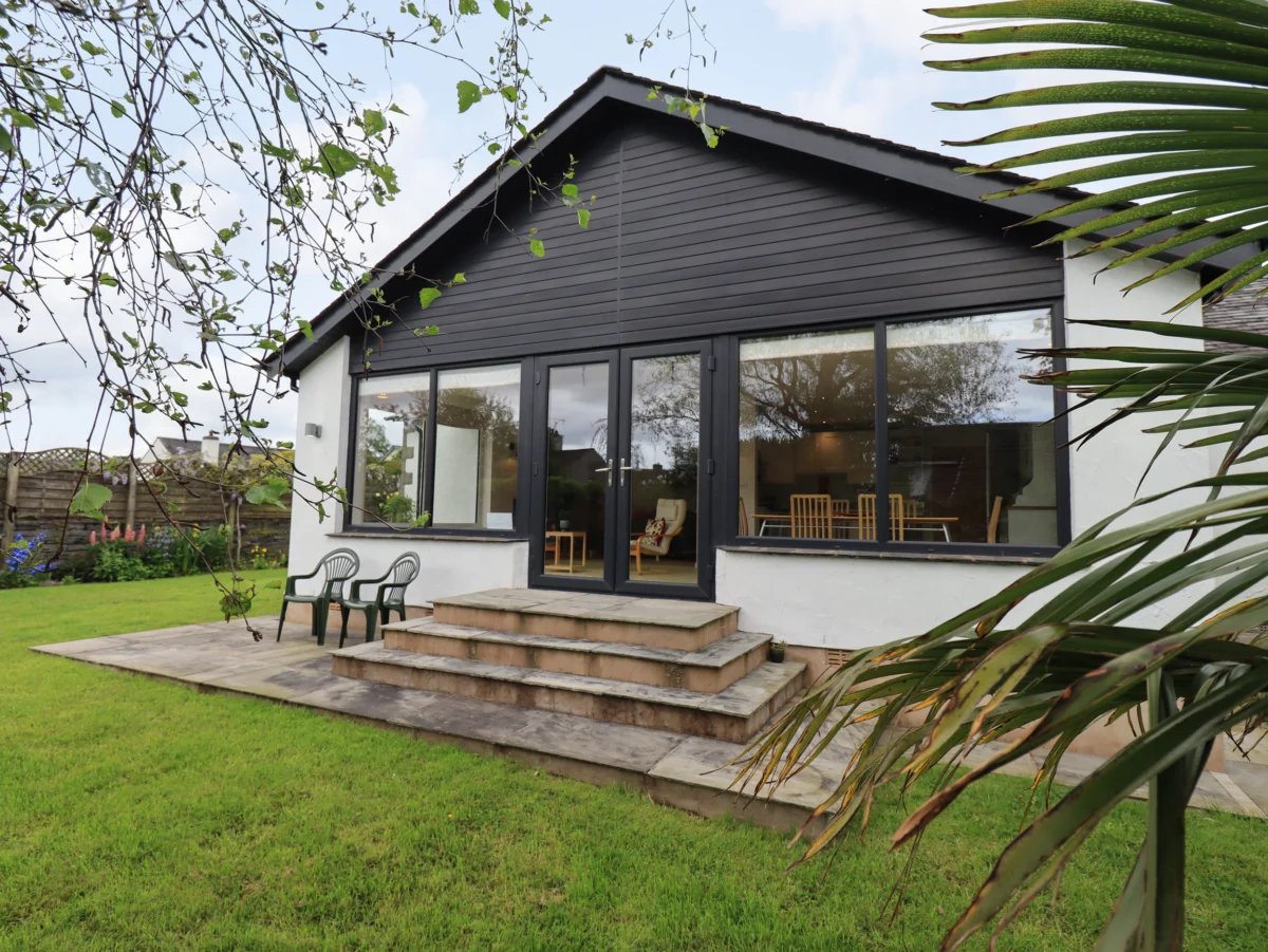 Pembroke is located in Cartmel in Cumbria. Two-bedroom bungalow with rural views. Near National Park
